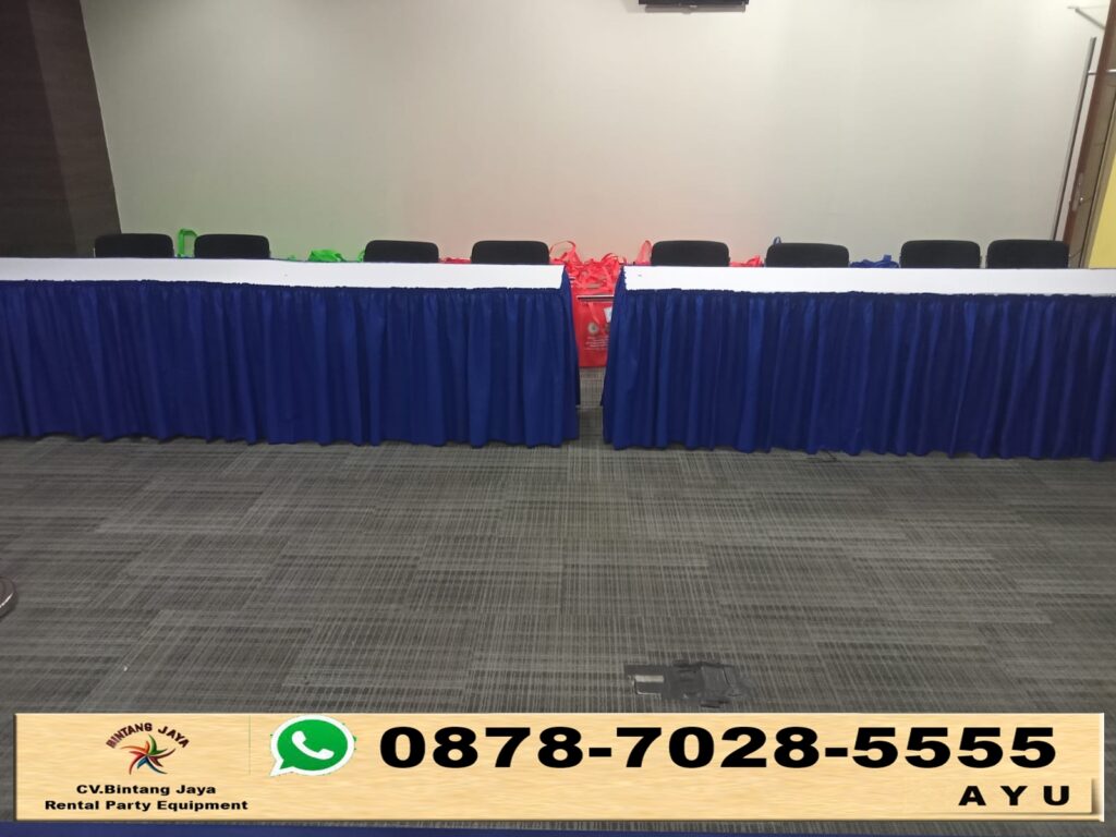 Sewa Karpet Rumput Sintetis Hijau Meja Kursi Dan Tiang Antri Jakarta